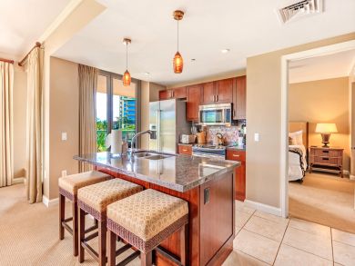 Kitchen with Breakfast Bar Seats 3